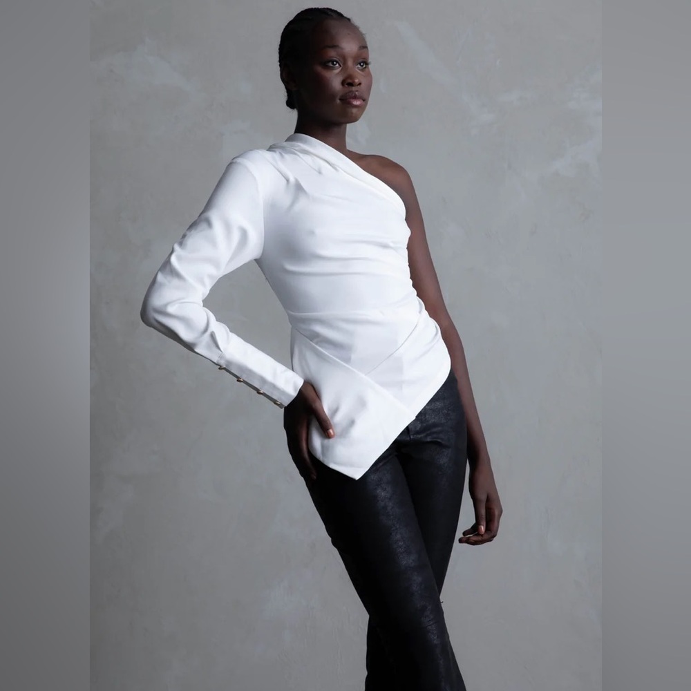 ๐ CAZNC THE LABEL - White One Shoulder Top๐ - Picture 1 of 16